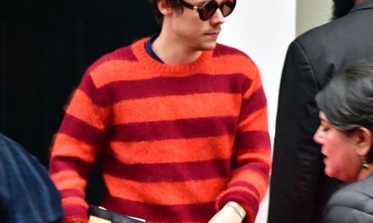 hrrylunaa's tweet photo. harry styles and his sweaters https://t.co/9urH97IPUw