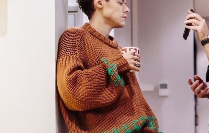 hrrylunaa's tweet photo. harry styles and his sweaters https://t.co/9urH97IPUw