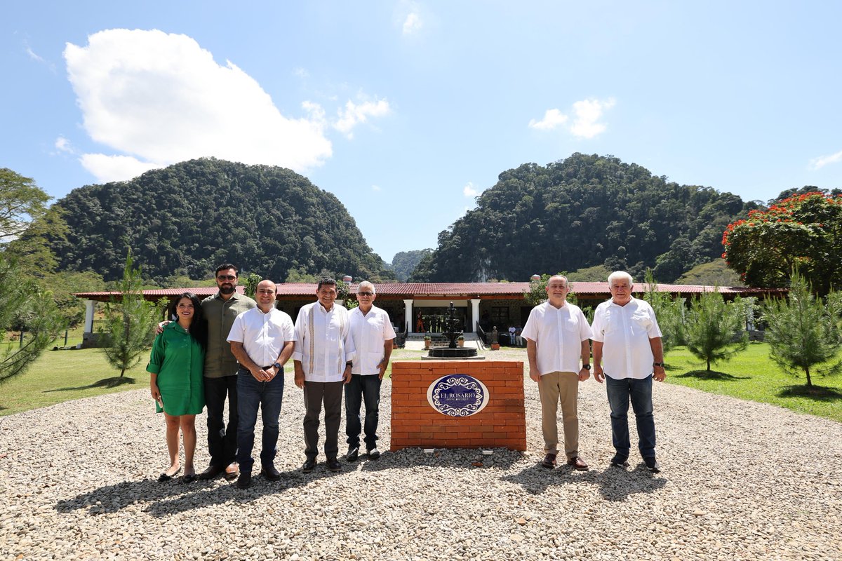 TabascoJavier's tweet photo. En la ribera del río Puyacatengo, rodeado de hermosas vistas y exuberante vegetación, inauguramos el Hotel Boutique 'El Rosario', una muestra de que el sector empresarial confía en Tabasco y su Gobierno para invertir en el sector turístico. Se encuentra en el Pueblo Mágico de #Teapa y es una experiencia que no se pueden perder. 

¡Enhorabuena!