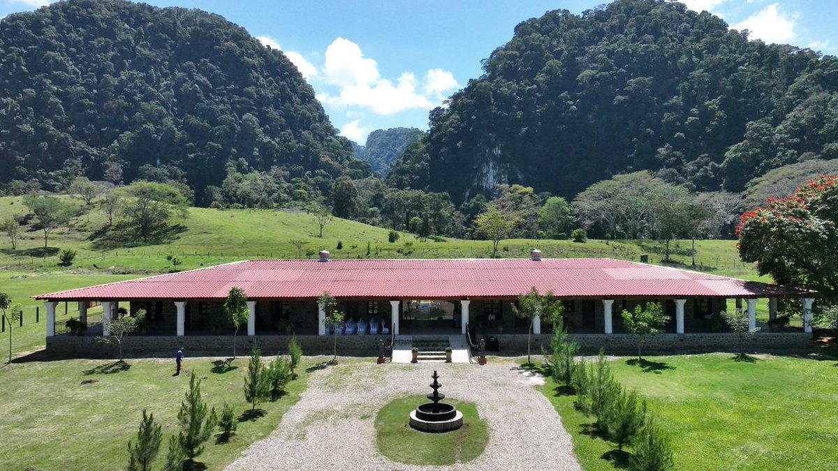 TabascoJavier's tweet photo. En la ribera del río Puyacatengo, rodeado de hermosas vistas y exuberante vegetación, inauguramos el Hotel Boutique 'El Rosario', una muestra de que el sector empresarial confía en Tabasco y su Gobierno para invertir en el sector turístico. Se encuentra en el Pueblo Mágico de #Teapa y es una experiencia que no se pueden perder. 

¡Enhorabuena!