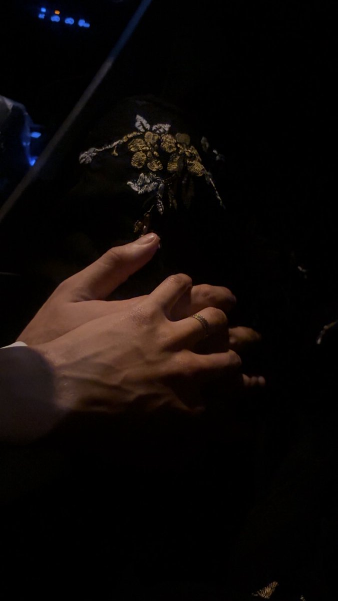 muneeras9's tweet photo. بين كفّه وكفّي كل الحكايات تبدأ أمان، وكل العمر يصير معنى♥️♥️ https://t.co/oSHjaUf5H0
