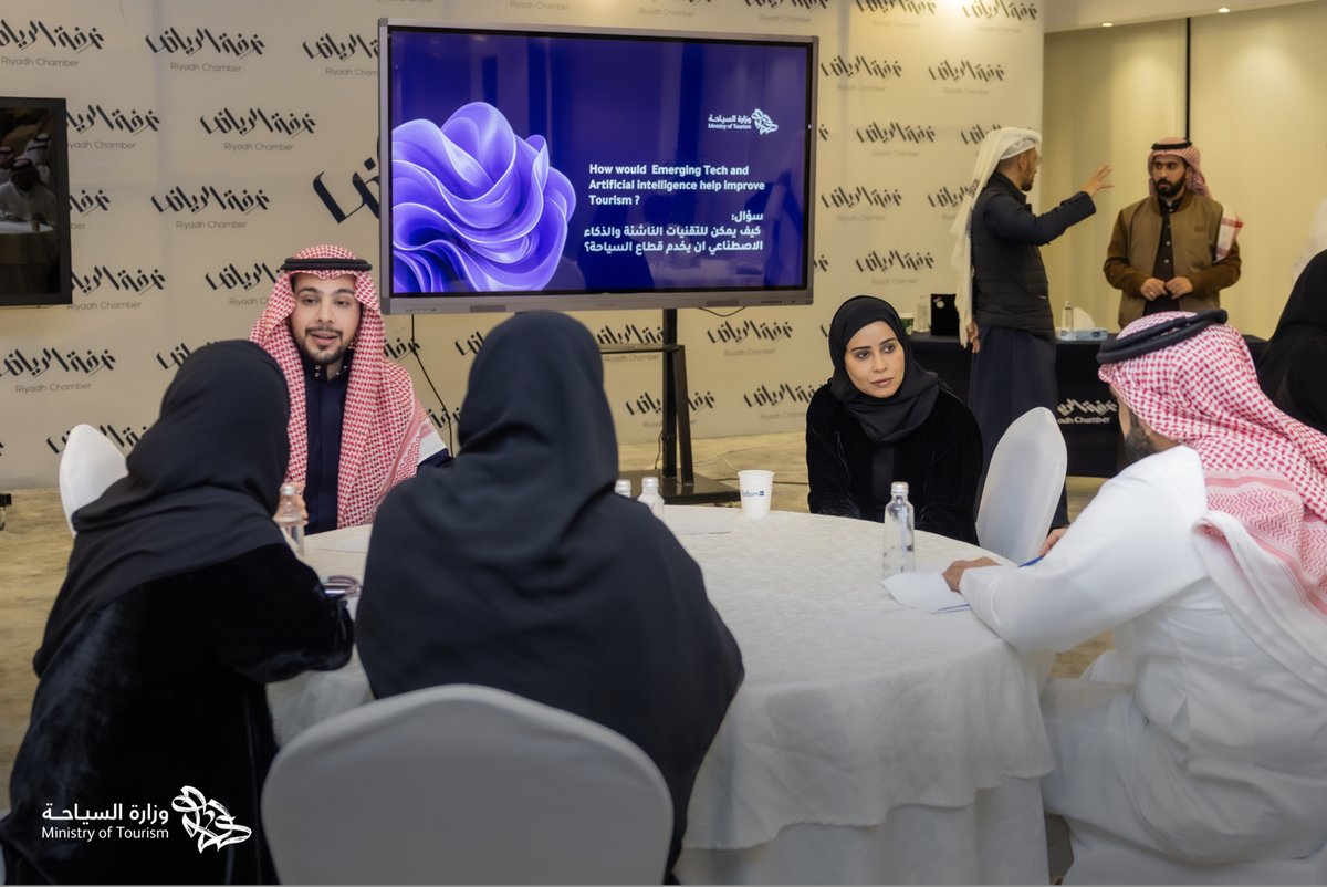 Saudi_MT's tweet photo. في إطار جهود #وزارة_السياحة لتعزيز الابتكار والتحول الرقمي في القطاع السياحي، عُقدت ورشة عمل مع المستثمرين في @RiyadhChamber بعنوان: الابتكار في القطاع السياحي باستخدام التقنيات الناشئة.
وتناولت الورشة فرص الذكاء الاصطناعي ومنهجيات الابتكار في تطوير الخدمات السياحية، إلى جانب استعراض الفرص التقنية التي تسهم في تطويرها وتعزيز نموها.