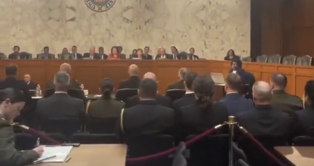 IfindRetards's tweet photo. @ShadowofEzra Why did they just look forward like that? Matrix level shit https://t.co/xjZq6j6mIo