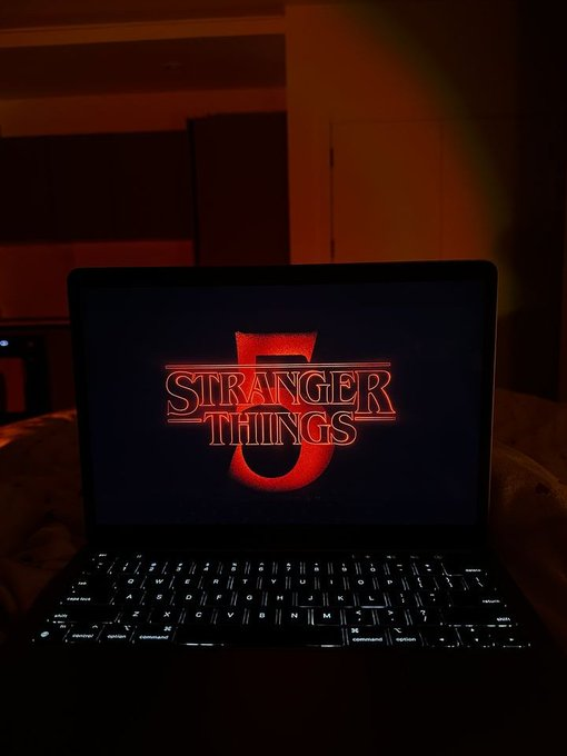 Minnie00154's tweet photo. Watching Netflix, snacking hard 🍿🍔, and loving every second of it 😍🎥 https://t.co/sXMQVy4nbz