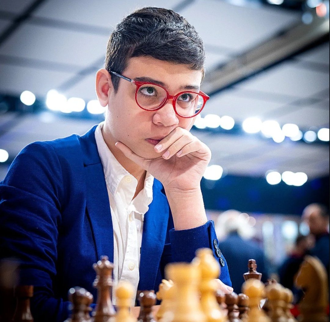 MAÑANA A LAS 06:00 AM, FAUSTINO ORO 🇦🇷 TIENE UNA CITA CON LA HISTORIA. 

Si le gana de negras a 🇷🇺 Grebnev (GM - ELO 2621), se convertirá en el GRAN MAESTRO MÁS JOVEN DE LA HISTORIA. 

El niño prodigio va por el récord mundial. 🙏🏻