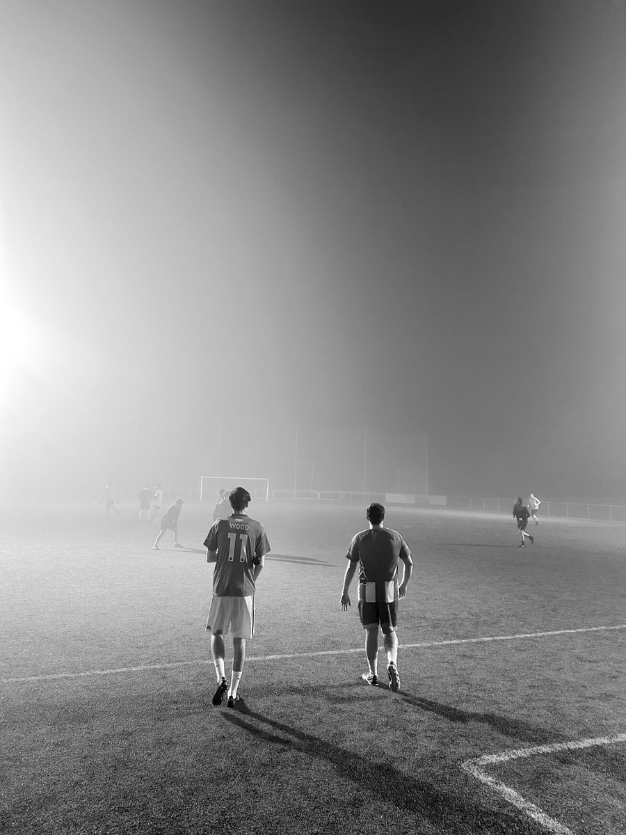 gdboutofcontext's tweet photo. Juan Cuesta fue un legendario portero de Grupo Duarte que protagonizó una insólita historia el 4 de marzo de 2026. Debido a una densa niebla durante un partido contra Recinorte, se quedó solo en el campo durante 15 minutos sin saber que el encuentro había sido suspendido. https://t.co/CFeJuHJ6Xm