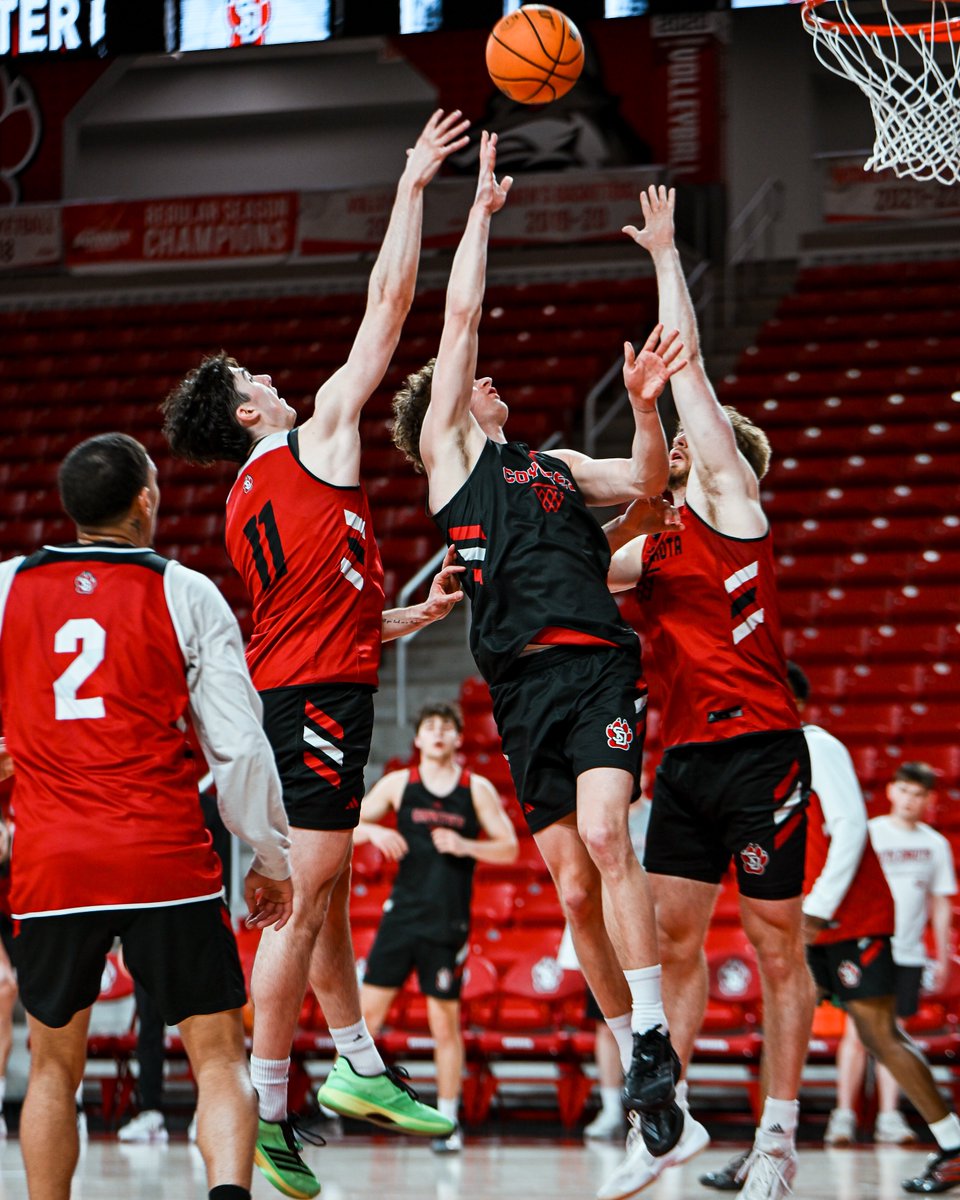 South Dakota Men's Basketball tweet media