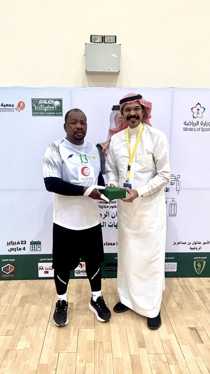 volleyballksa_1's tweet photo. اللجنة المنظمة لبطولة #ليالي_نجران_الرمضانية للكرة الطائرة تكرم اللاعب عبدالمجيد الوادعي كافضل لاعب في مباراة مستشفى القوات المسلحة و #حرس_الحدود وكذلك اللاعب منصور آل حمسل كأفضل لاعب في مباراة #امارة_نجران و #الكلية_التقنية في الدور نصف النهائى.🏐 https://t.co/160rxXI6bn