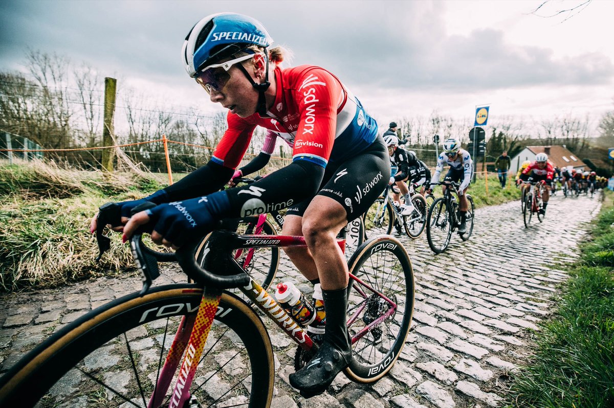 Arcalis1997's tweet photo. Lorena Wiebes 📸 by Eloise Mavian

#OmloopHetNieuwsblad #OHN26 https://t.co/3dSTvBitac