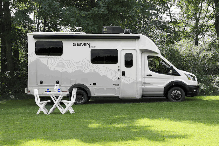 rvsupershows's tweet photo. Designed for couples who love the simplicity of a camper van but want a little more room, the Gemini TRIP 22MT delivers big features in a streamlined package.

✨ SkyBunk queen bed with drop-down design
☀️ 400W solar charging system
-
-
-
#rvlife #newrv #ThorMotorcoach https://t.co/PCrMQPrqJX
