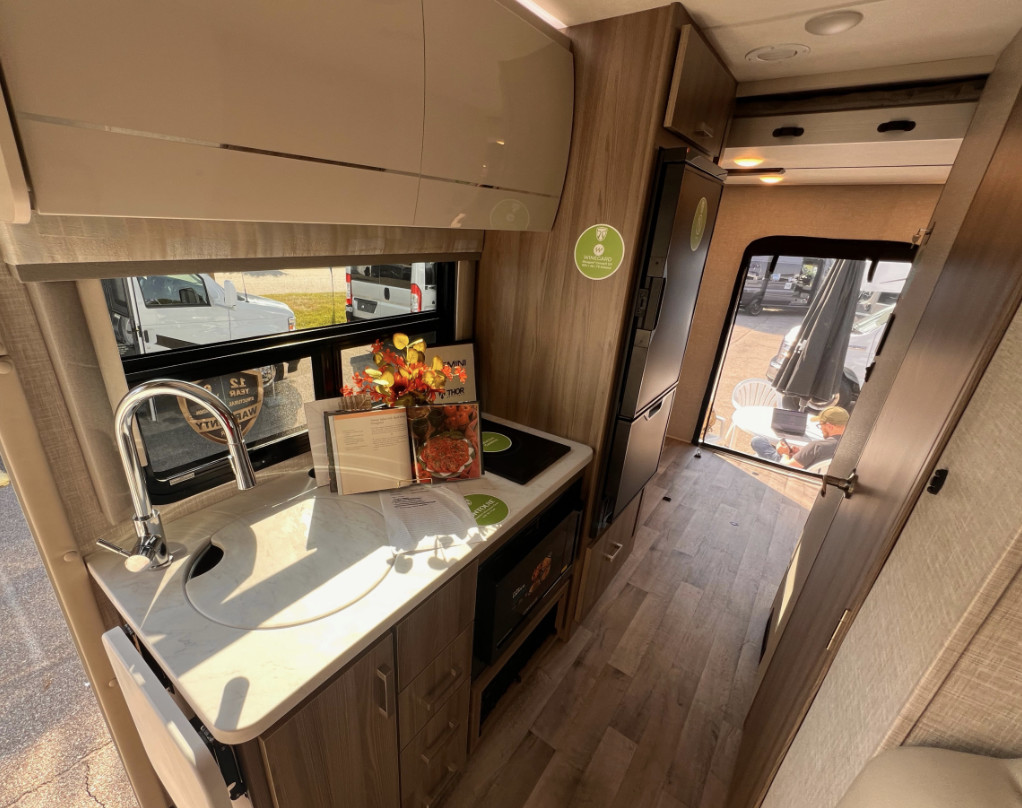 rvsupershows's tweet photo. Designed for couples who love the simplicity of a camper van but want a little more room, the Gemini TRIP 22MT delivers big features in a streamlined package.

✨ SkyBunk queen bed with drop-down design
☀️ 400W solar charging system
-
-
-
#rvlife #newrv #ThorMotorcoach https://t.co/PCrMQPrqJX