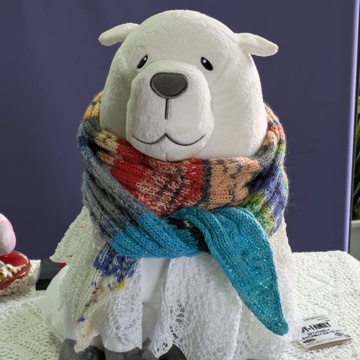 _aoi0t's tweet image. 余り糸シリーズ Part2
旦那に編んだ靴下が可愛かったので、自分に細いスカーフ for 新春用を編みました。
黒とか茶のアウターなので、このビビッドな色合いが映えて可愛いでしょう？と思っていますが私だけ？
#Knitting #scarf #編み物 #スカーフ