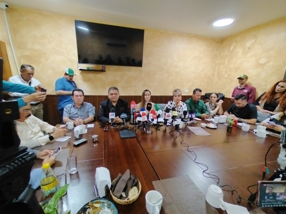 CORE_33's tweet photo. Los éxitos generan más éxitos.
Paseo del Ángel, 1er Barrio Mágico de Sinaloa, inspira la revitalización del Pte del Centro Histórico de Culiacán. El Andador de la Salud Arcángel Rafael abre paso al turismo médico. Las ideas sembradas desde CORE33 hoy suman a Sectur y CANACO Cln https://t.co/0iFmZHnDXt