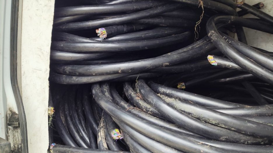 ¡BRAVO a los miserables que han robado 470m de cable en #Fresnedo!  9 años luchando por el #aguapotable para que unos ratas nos devuelvan al medievo por 4 euros de cobre. ¡Menudo nivelazo de emprendimiento! Que el karma os devuelva cada gota de nuestra sed.