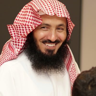 SaudiShow24's tweet photo. د. عبدالله القفاري : 

#التاجر الناجح لا يوظّف ��ريبه لأنه قريبه، ولا يرفضه لأنه قريبه بل يتعامل معه كما يتعامل مع أي كفاءة تطرق بابه

فإذا تساوت الكفاءة وانتفت #الموانع فالقريب أولى بها وهو مأجور على توظيفه. https://t.co/Oxn7UE8nn9