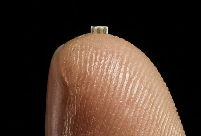 icardo8's tweet photo. La inteligencia iraní descubre dispositivos de espionaje precisos —chips electrónicos pequeños y avanzados— ocultos dentro de los zapatos de turistas extranjeros (FW) cuyas identidades aún no han sido reveladas.  

Según información obtenida, recopilaban datos en secreto y los exportaban ilegalmente al extranjero con regularidad.  

A través de investigaciones con ellos, la inteligencia iraní logró rastrear y confiscar una gran cantidad de "chips de microvigilancia" que estaban almacenados dentro de la casa de uno de los agentes del Mossad en Teherán.