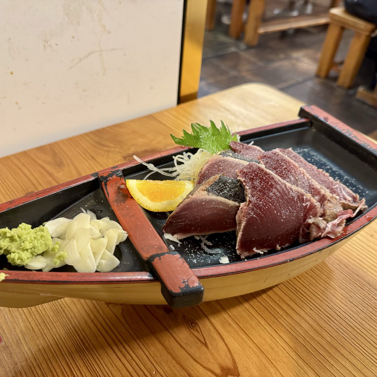 MrP_SAP's tweet photo. 高知龍馬空港のお出迎えが秀逸😀

朝食を我慢してレンタカーでひろめ市場へ
明神丸も司食堂も営業開始前。。。
一番奥の「やいろ亭」へ

カツオの塩タタキ
絶品です😋
#高知　#ひろめ市場　#カツオのタタキ https://t.co/zTGNcmZQzM
