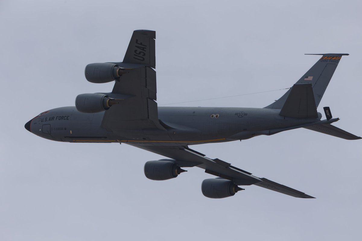 おはざます(ΦωΦ)
KC-135ストラトタンカーのお見送り風景😽
隊旗持ってお見送りされてました(￣^￣)ゞ
こちらもクロスランウェイで通って行ったので間近で見られた方裏山っすｗ