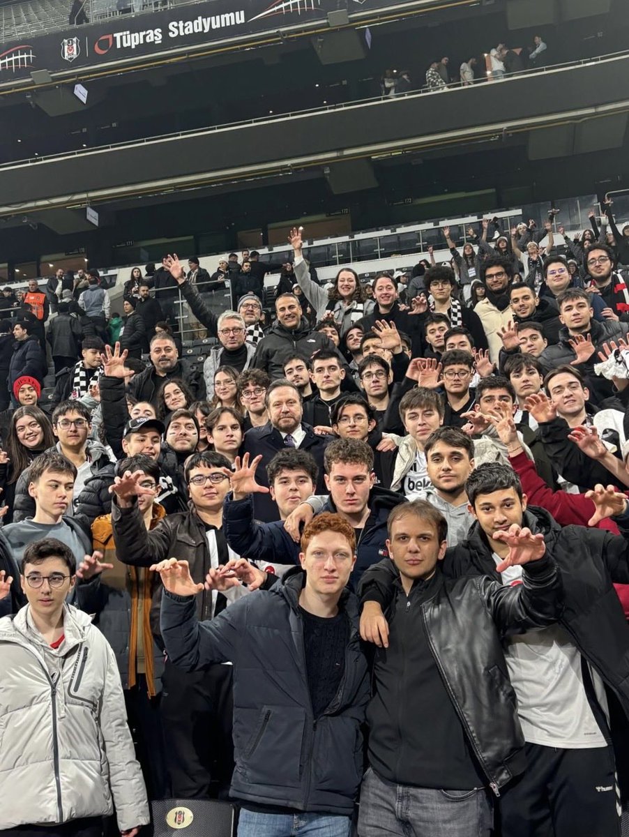 Kabataş Erkek Lisesi öğrencileri Ziraat Türkiye Kupası maçını tribünden takip ettiler.
Maçın ardından tribünde kendileriyle bir araya gelip bu heyecanı birlikte paylaştık.

Genç kardeşlerimizin Beşiktaş sevgisine ve coşkusuna ortak olmak bizler için büyük bir mutluluktu. 🦅