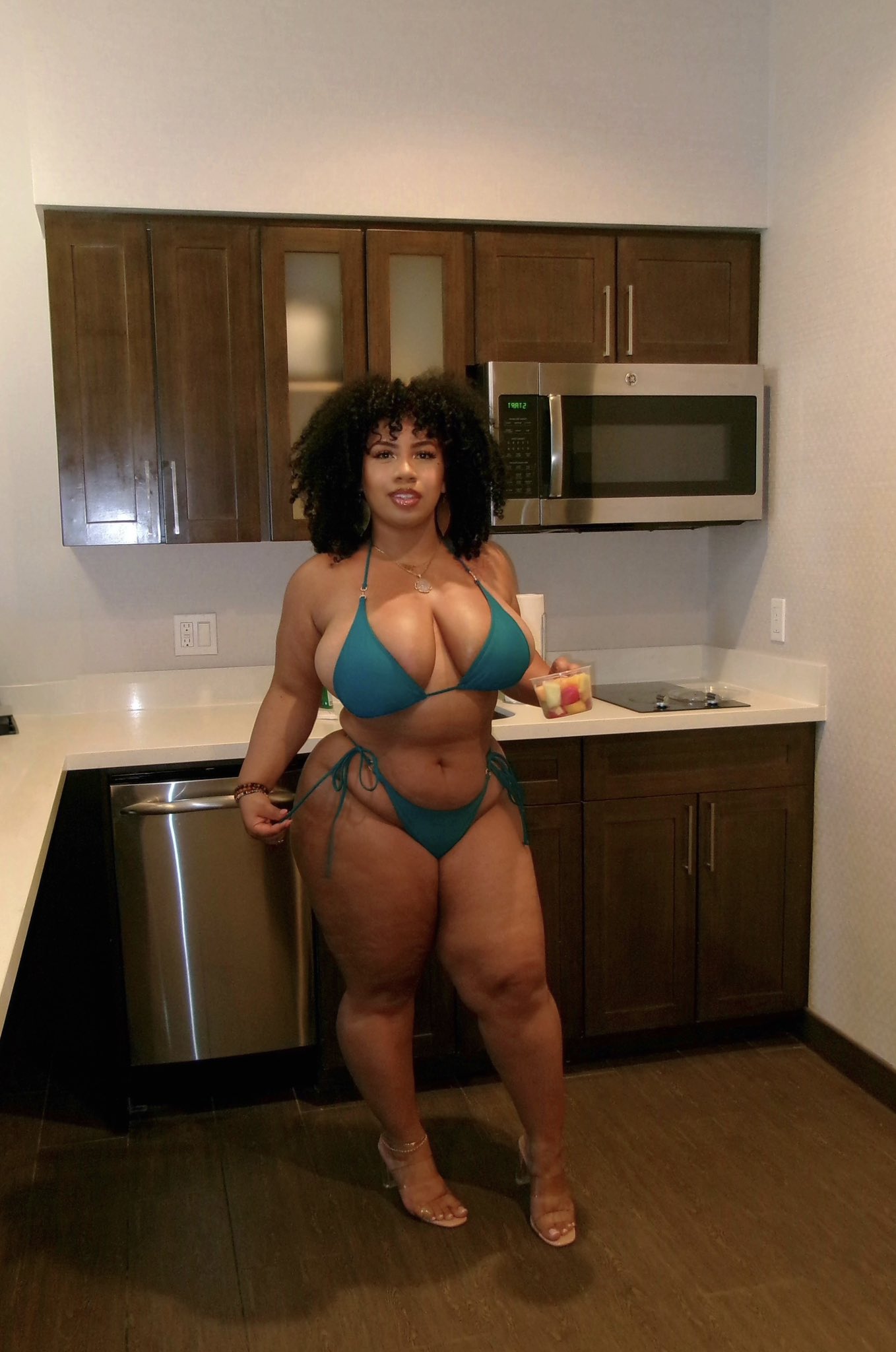 2 pic. Curves & all 🦋✨ https://t.co/fCrtlwqSFC