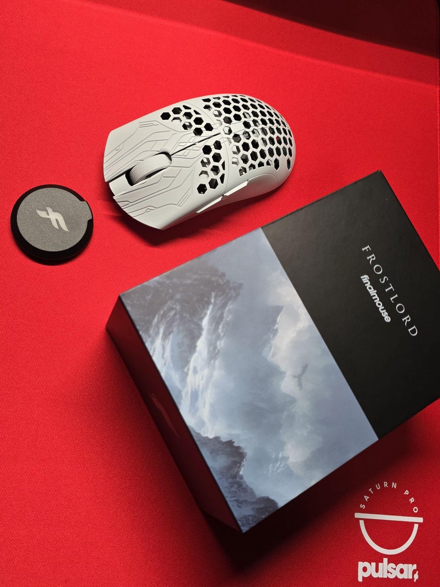 setuprio's tweet image. The Finalmouse ULX Frostlord ➕ Pulsar Saturn Pro 🤍❤️ #Mouse #mousepad #desksetup #finalmouse #pulsar