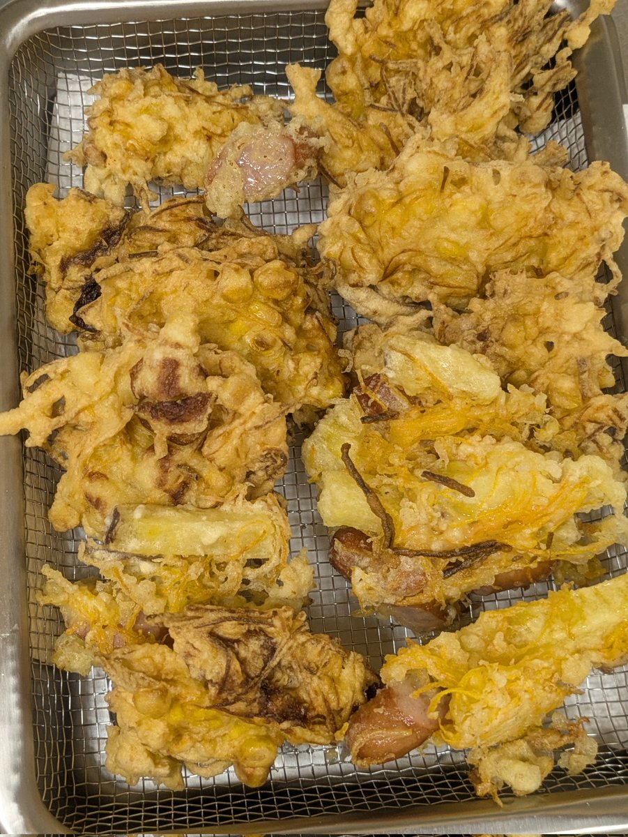 shiho0344's tweet photo. かき揚げにソーセージも入れてみたらうまかった、(子は何も食べなかった) https://t.co/HtZv8NkxrN