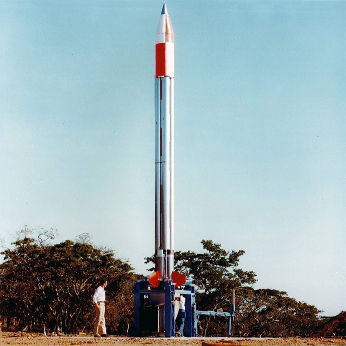 KimKimuntu's tweet photo. En 1975, Mobutu signe un contrat avec la compagnie allemande OTRAG, spécialisée dans l'aérospatiale. Cet accord octroyait à l'entreprise un territoire immense au #Shaba pour y développer la première fusée privée au monde.
L'ambition était de faire du Zaïre le premier pays africain à mettre un satellite en orbite, défiant ainsi le monopole des grandes puissances de l'époque.
Mobutu voyait dans ce projet un symbole de puissance et de modernité pour le Zaïre, une manière de placer son pays sur la carte des nations technologiques.
17 mai 1977, le premier lancement réussi. Une fusée de 6 mètres de haut s'élève dans le ciel du Shaba sous les yeux des officiels. Elle n'atteint pas l'espace, mais elle prouve que le concept de moteur modulaire fonctionne.
20 mai 1978, une deuxième essai est effectué, atteignant environ 30 km d'altitude.
Le dernier essai a eu lieu en juin 1978. La fusée a dévié de sa trajectoire peu après le décollage et s'est écrasée.
En 1979, craignaient que le Zaïre ne développe des missiles balistiques intercontinentaux, L'URSS fait pression sur Mobutu pour arrêter ce projet. Finalement, pour sauver ses relations diplomatiques avec ses soutiens financiers, Mobutu a ordonné à Lutz Kayser et ses ingénieurs de mettre fin à l'aventure.
Strong 243