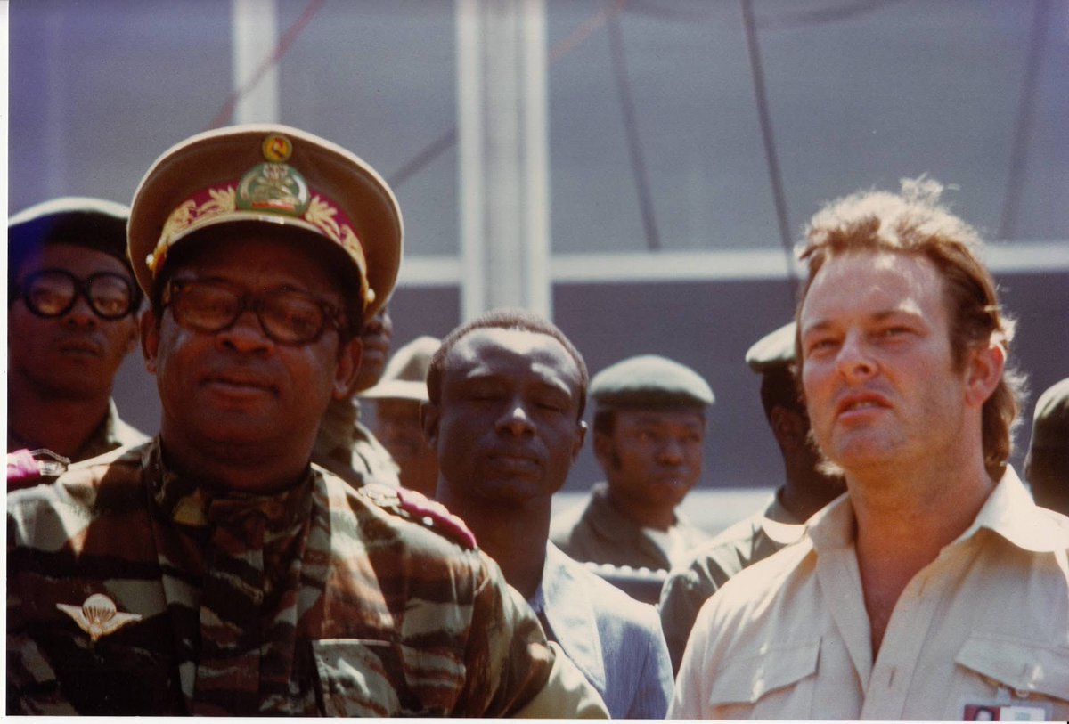 KimKimuntu's tweet photo. En 1975, Mobutu signe un contrat avec la compagnie allemande OTRAG, spécialisée dans l'aérospatiale. Cet accord octroyait à l'entreprise un territoire immense au #Shaba pour y développer la première fusée privée au monde.
L'ambition était de faire du Zaïre le premier pays africain à mettre un satellite en orbite, défiant ainsi le monopole des grandes puissances de l'époque.
Mobutu voyait dans ce projet un symbole de puissance et de modernité pour le Zaïre, une manière de placer son pays sur la carte des nations technologiques.
17 mai 1977, le premier lancement réussi. Une fusée de 6 mètres de haut s'élève dans le ciel du Shaba sous les yeux des officiels. Elle n'atteint pas l'espace, mais elle prouve que le concept de moteur modulaire fonctionne.
20 mai 1978, une deuxième essai est effectué, atteignant environ 30 km d'altitude.
Le dernier essai a eu lieu en juin 1978. La fusée a dévié de sa trajectoire peu après le décollage et s'est écrasée.
En 1979, craignaient que le Zaïre ne développe des missiles balistiques intercontinentaux, L'URSS fait pression sur Mobutu pour arrêter ce projet. Finalement, pour sauver ses relations diplomatiques avec ses soutiens financiers, Mobutu a ordonné à Lutz Kayser et ses ingénieurs de mettre fin à l'aventure.
Strong 243