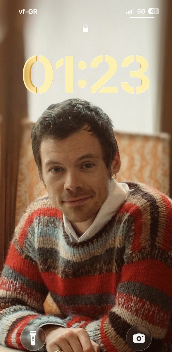 help I keep changing my wallpaper😭