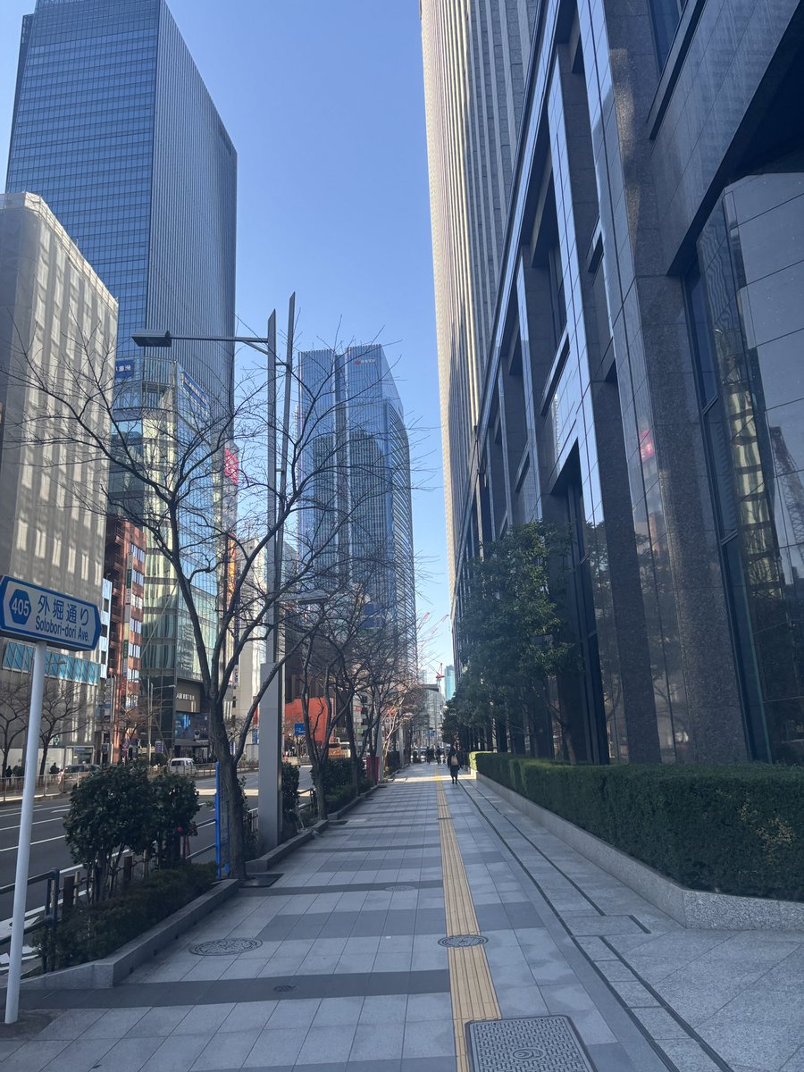 出張で江戸到着。ここんとこ休みなく朝から晩まで仕事仕事で早朝新幹線の中寝たかったのに結局仕事。日本めちゃくちゃ寒いしこりゃ大変だ。