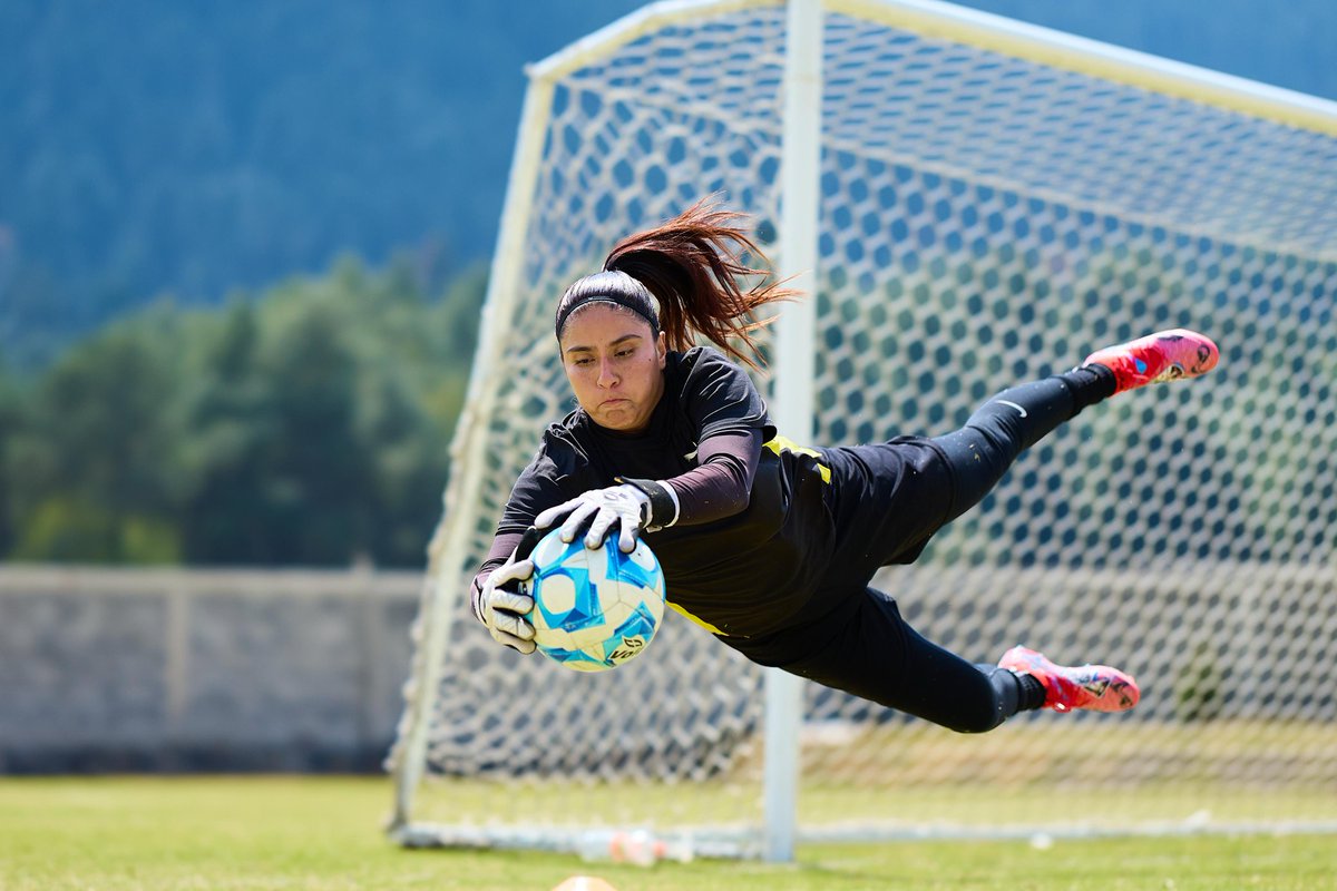 Atlante's tweet photo. ¡EL SUEÑO COMIENZA HOY! ⚽️✨
​​​Arrancamos con el primer día de visorias para nuestro equipo femenil y el talento que vimos en la cancha fue sencillamente espectacular, mucha garra y determinación.

#SerAtlante 
#SerDeHierro https://t.co/vpaEbUSLZn