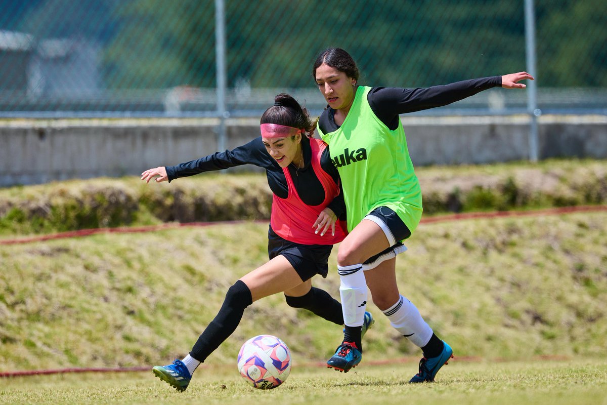 Atlante's tweet photo. ¡EL SUEÑO COMIENZA HOY! ⚽️✨
​​​Arrancamos con el primer día de visorias para nuestro equipo femenil y el talento que vimos en la cancha fue sencillamente espectacular, mucha garra y determinación.

#SerAtlante 
#SerDeHierro https://t.co/vpaEbUSLZn