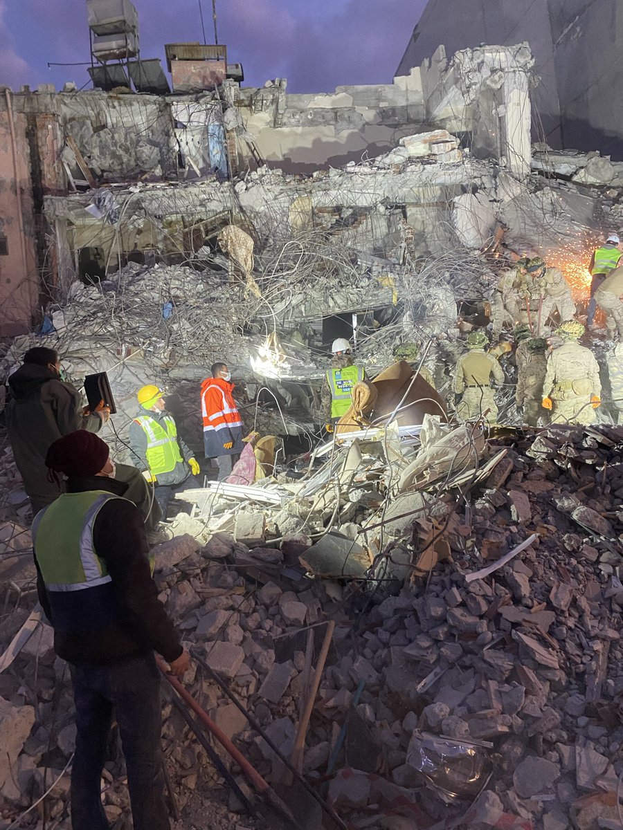 İspanyol kardeşlerimiz ile İskenderun Deprem bölgesinde 10 gün gece gündüz birlikteydik.

Bu arkadaşlar adamdır, adamın dibidir.

Bu arada ALLAH beterinden korusun, kardeşliğimiz baki olsun 🇪🇸🇹🇷