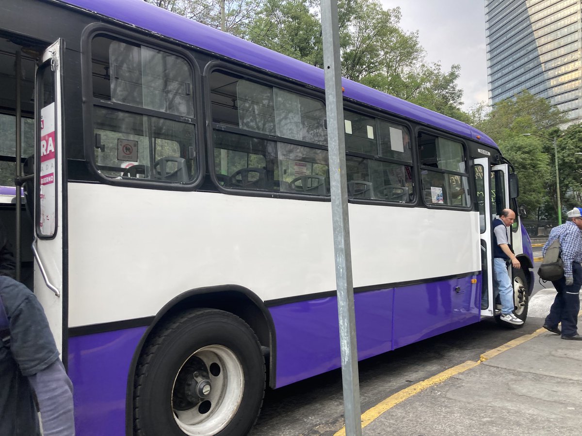 rapunkzelrockon's tweet photo. @ORTCDMX @VigimoviCDMX  Cada vez peor #Atrolsa Palmas. Placas 132 00 95 sin identificaciones laterales y lector de tarjeta descompuesto. Pero si no traes efectivo te bajan!! https://t.co/H3TwdfRaWb