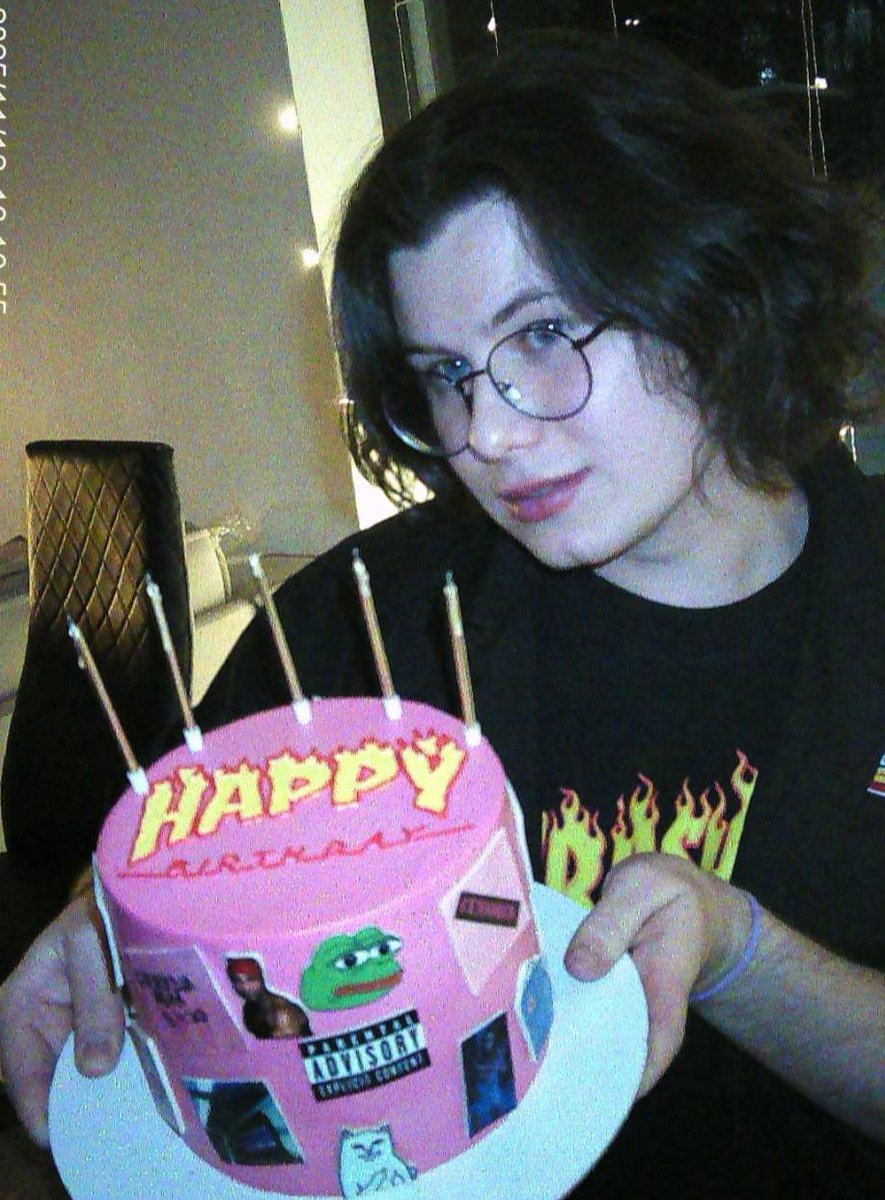 Derek_Shameless's tweet photo. me and my birthday cake
#party #bday #sweet19 https://t.co/BIG6G5Tjax