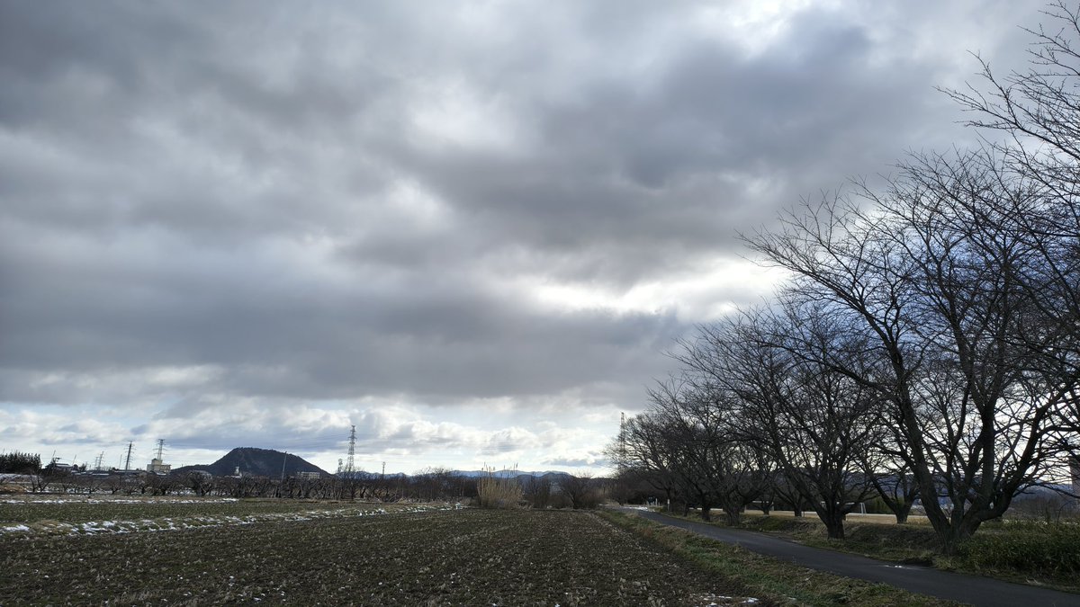 おはようございます☁

小雨降る通勤路🚗³
現在の気温は5度で日中の最高気温は10度の予報
今日は暖かく感じる1日になるといいな〜😊
昨日は上がらなかったし💦

皆さん健康第一で福のある素敵な1日を👋🥸
 #イマソラ
 #空ネット
 #福島市
 #福の空
 #ギャラリー梟前