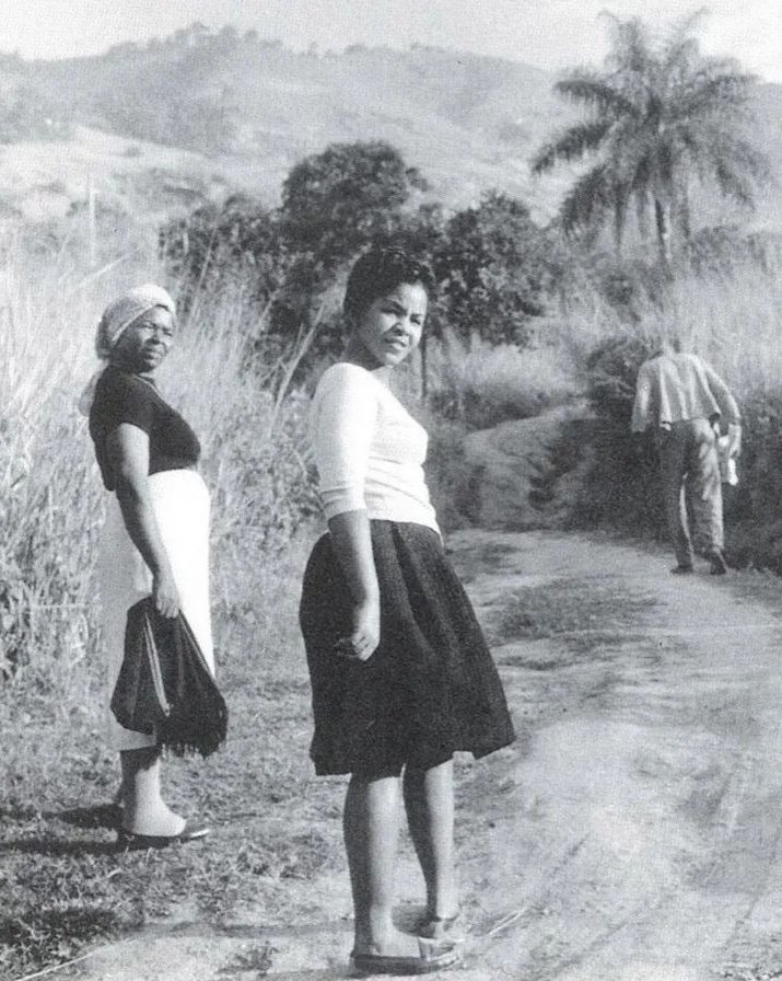 Elza Soares e sua mãe,  Dona Rosária, subindo o Morro de Água Santa, Rio de Janeiro, em 1950