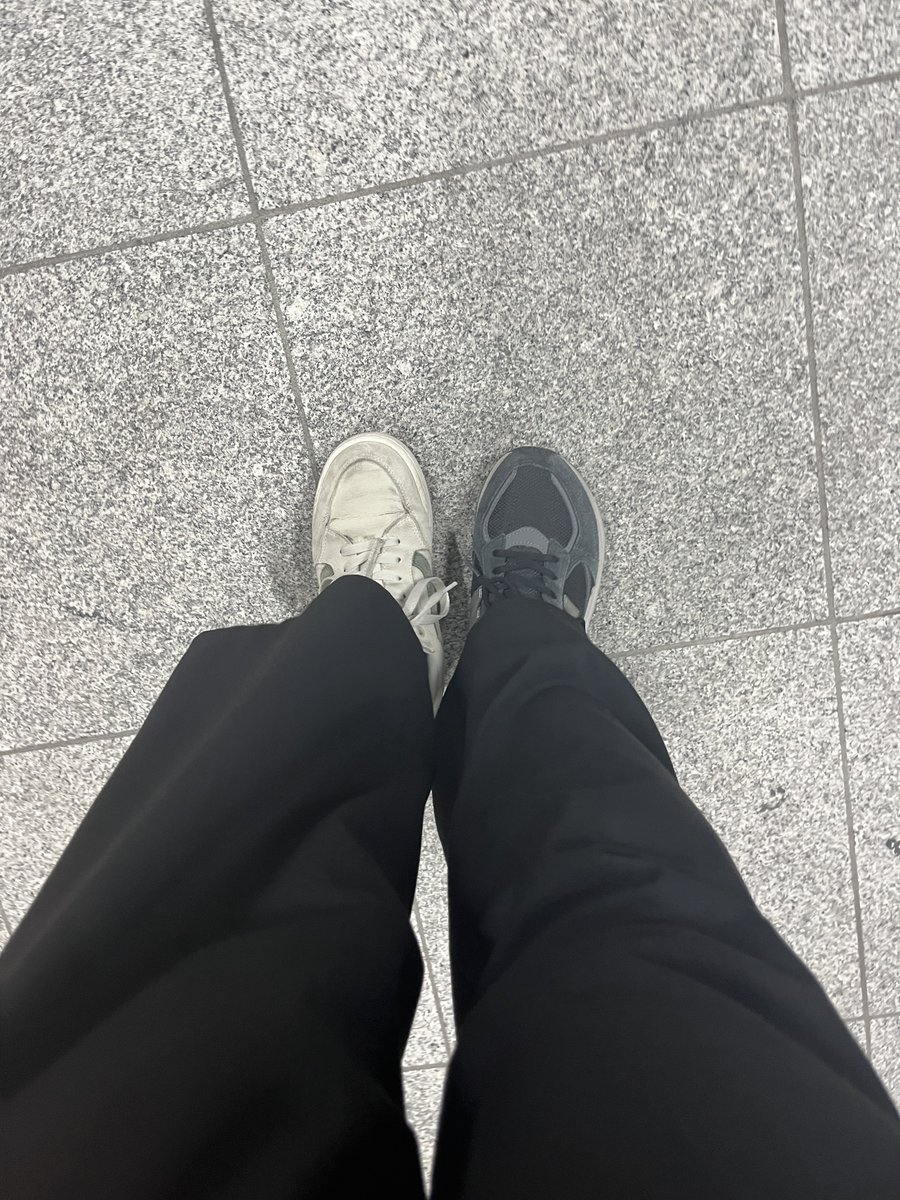 chikarakobusi's tweet photo. やばい
人生で初めて靴左右間違えた
もう新宿来ちゃったよ https://t.co/F0fEK7RhgZ