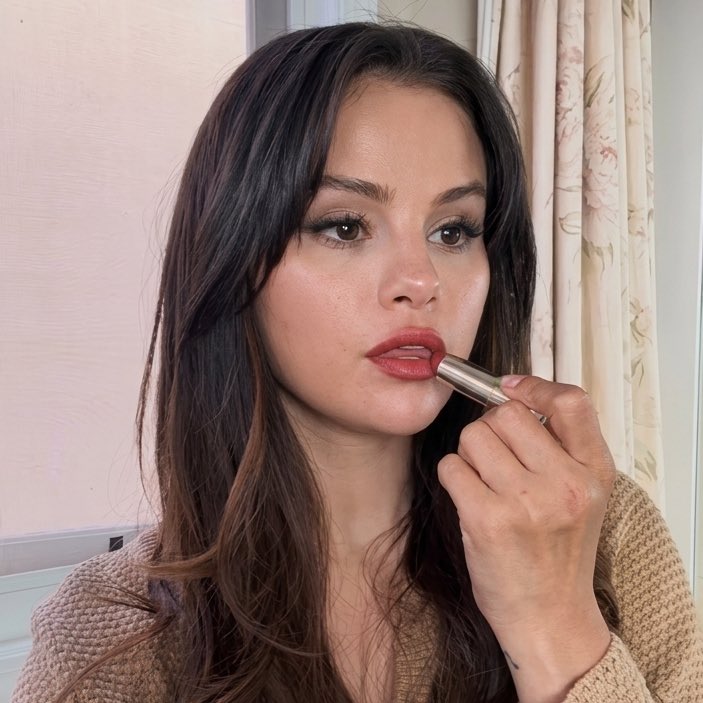 SELENA GOMEZ FACE CARD 💄