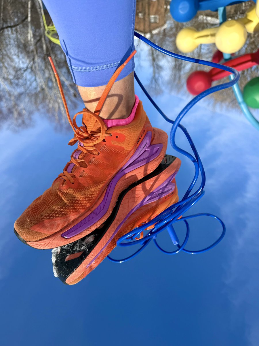 HeyItsMeMissJT's tweet photo. The #StravaTrend, but you have an #AppleWatch... π€·ββοΈ Some trends are meant to be altered. #MyFitness #MyRules #PlaygroundWorkout #JumpRope #Climbing #OutdoorFitness #LakeviewPlayground #BeautyDay #CardioWorkoutsAreMyFavourite #DamnRight! LFG! βοΈππ§ββοΈππͺ’π https://t.co/uIjba03FQb