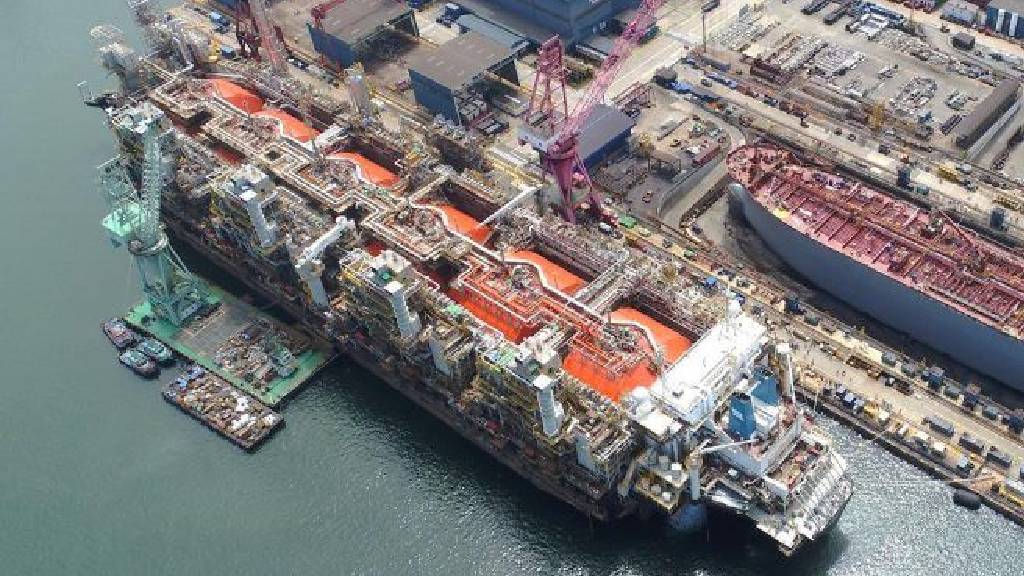 CristianGeo7's tweet photo. El primer buque que exportará GNL argentino, el FLNG Hilli Episeyo, ingresará al astillero de Seatrium, en Singapur, entre julio y septiembre de este año para un proceso de revamping y adaptación técnica antes de trasladarse al Golfo San Matías, donde licuará gas de Vaca Muerta para exportación.
https://t.co/e3w4mWi5bw