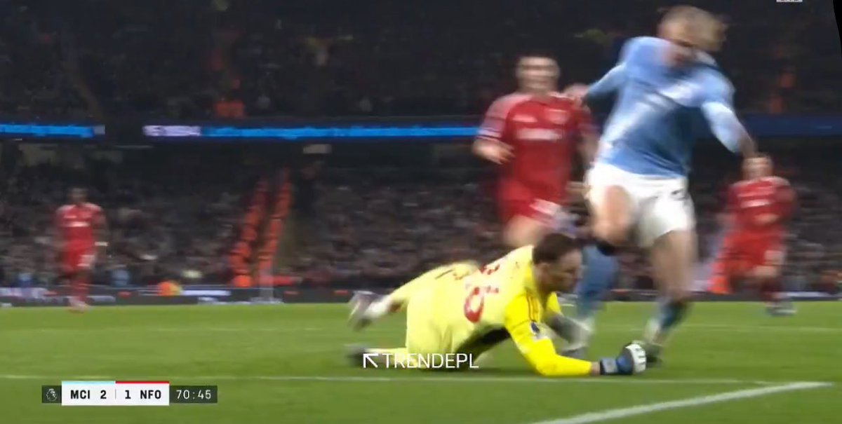 Darren England was the referee for the previous match between Arsenal and Chelsea, where Chelsea were treated unfairly.
He also officiated Manchester City’s match today, and they were treated unfairly as well.
The English FA is deliberately trying to bring Manchester City down.