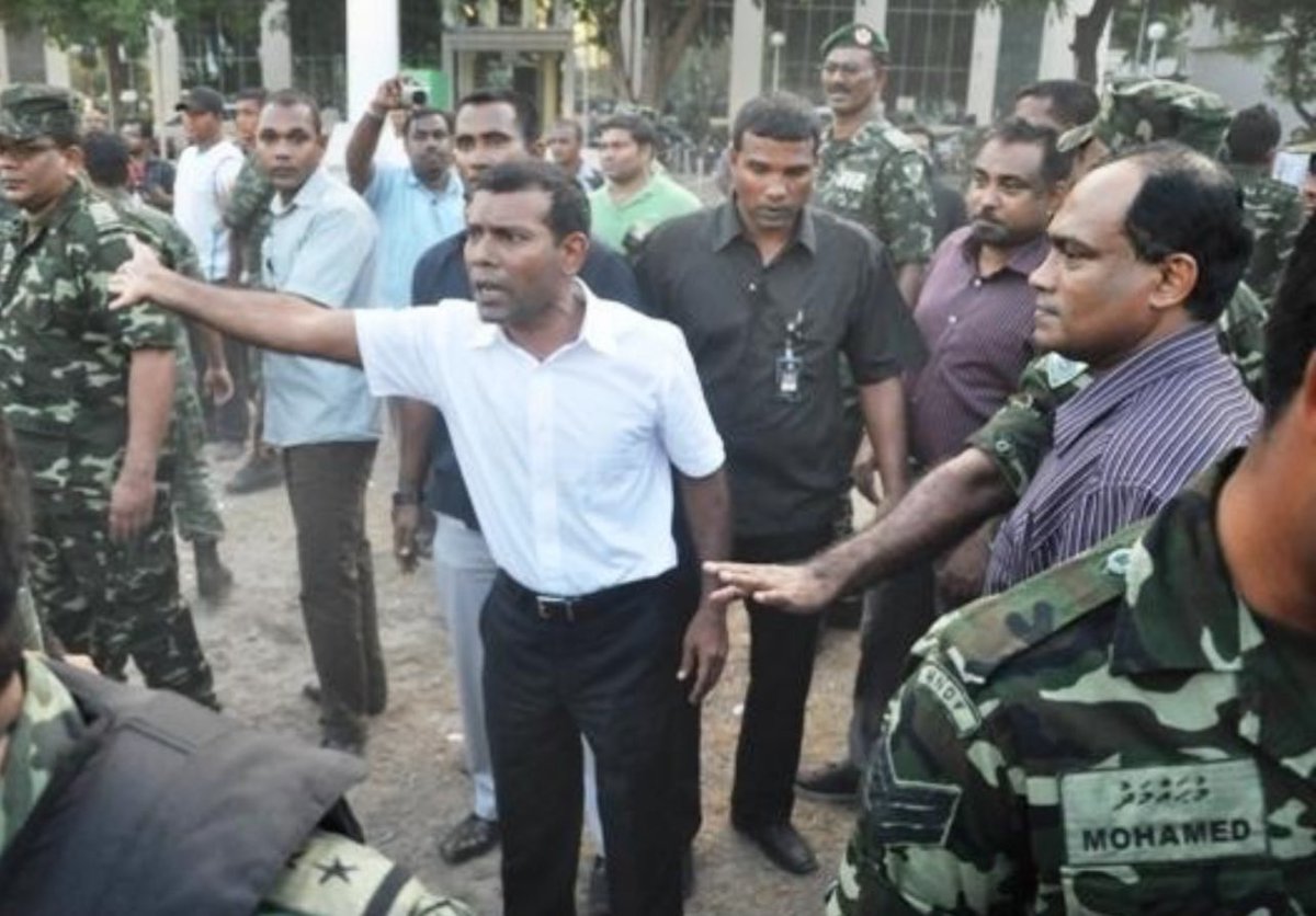 waddey_'s tweet photo. ސިފައިންގެ އެންމެ މަތީ އެލާޓުގައި އެންމެން ޔުނިފޯމު ލާންޖެހޭއިރު،

ދިވެހި ޤާނޫނީ ވެރިކަން ހިމާޔަތްކުރުން ސިފައިންގެ ބޮޑު މަސްއޫލިއްޔަތަކަށް ވާއިރު،

ދިވެހި ޑިމޮކްރެޓިކް ފުރަތަމަ ވެރިކަމަށް އެންމެ ނުރައްކާވީ ދުވަހު،

ދަނބު ރޮނގުދެމި ގަމީހުގައި އެހެރީ އޭރުގެ ސިފައިންގެ ޗީފް “މޫސީ” https://t.co/NDNWkRZ01h