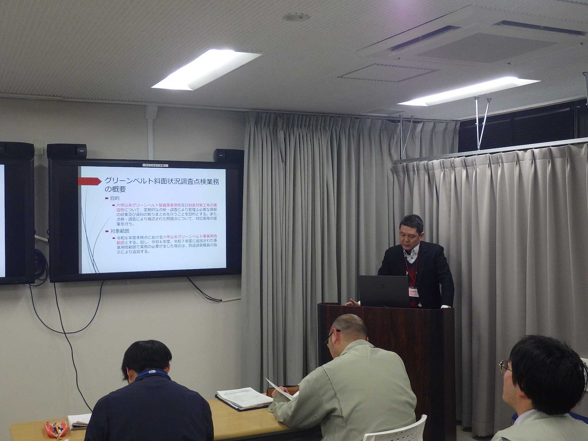 rokko_sabo's tweet photo. 兵庫県の神戸・西宮両土木事務所の職員が六甲砂防事務所を来訪され、「砂防堰堤の設計の基本事項」「砂防堰堤点検業務」「グリーンベルト用地点検業務」の概要について説明し、意見交換を行いました。講義後は砂防堰堤の工事現場にて工事方法等について視察を行いました。https://t.co/Rfm3DTedDF https://t.co/m4UhdlnNez