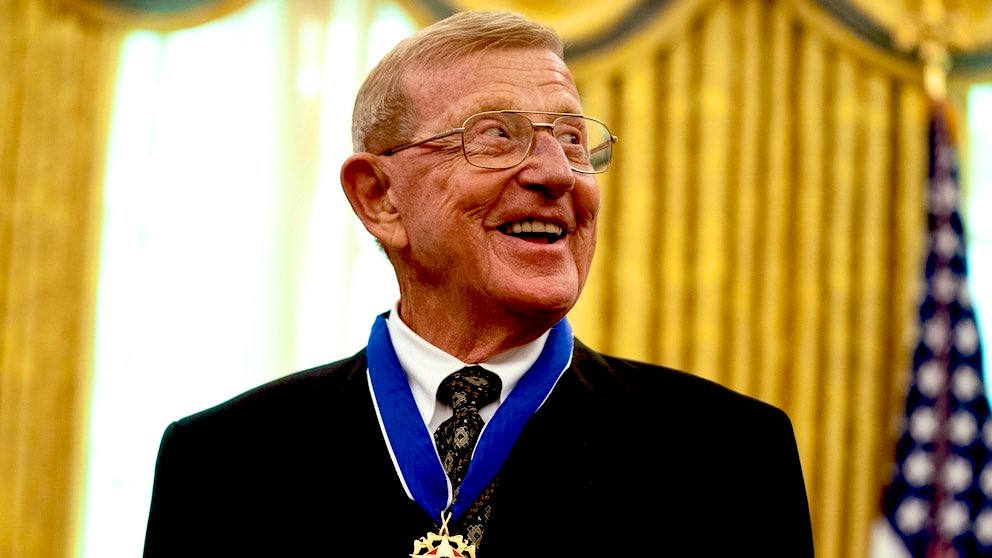 JeffriesRo90637's tweet image. Rest In Peace Coach 🏈💔🙏♥️🙏🏈
#LouHoltz 
#RestinPeace