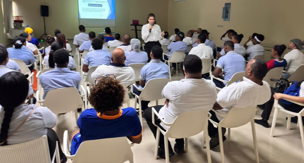 FiscaliaPP's tweet photo. La Mag. Patricia Lagombra impartió charla a los colaboradores de Casa Marina Beach &amp; Reef en Sosúa sobre trata de personas, proxenetismo, acoso laboral y sexual y se abordaron señales de alerta y canales de denuncia, reafirmando la política de cero tolerancia para este flagelo. https://t.co/53nybYoZqe