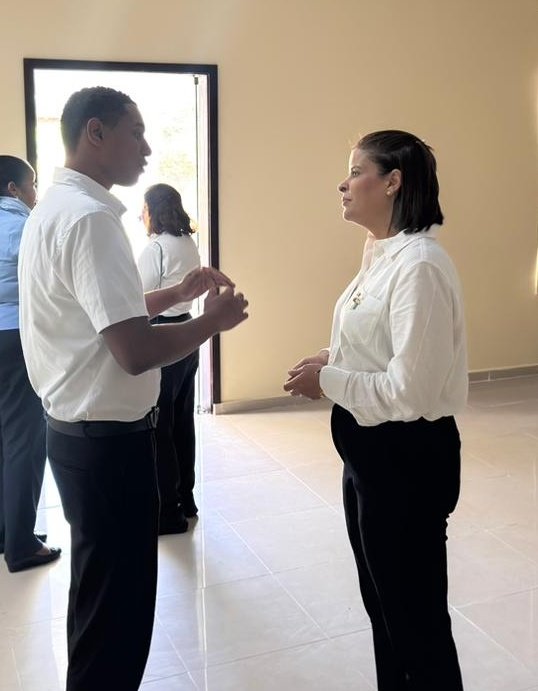 FiscaliaPP's tweet photo. La Mag. Patricia Lagombra impartió charla a los colaboradores de Casa Marina Beach &amp; Reef en Sosúa sobre trata de personas, proxenetismo, acoso laboral y sexual y se abordaron señales de alerta y canales de denuncia, reafirmando la política de cero tolerancia para este flagelo. https://t.co/53nybYoZqe