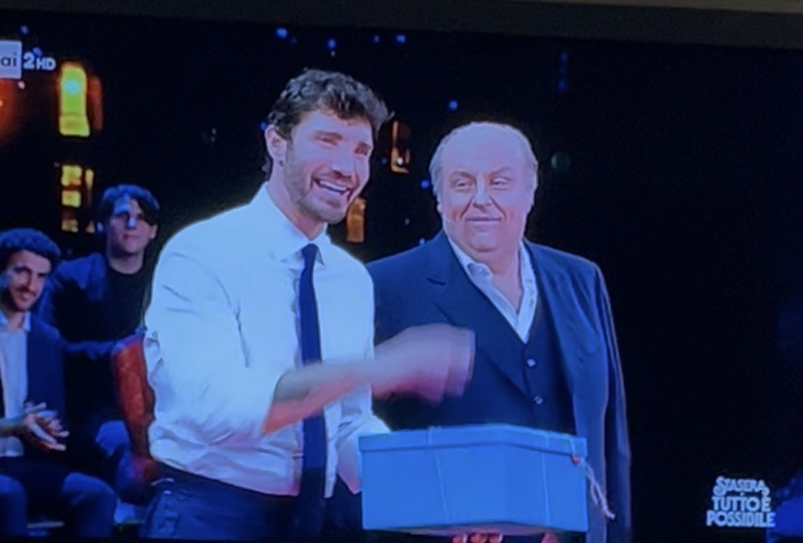 Finicella's tweet photo. Morta 😂😂😂 @ClaudioLauretta #staseratuttoepossibile 
Il pacco chi ce lo mette??? https://t.co/4d29NhoOFP