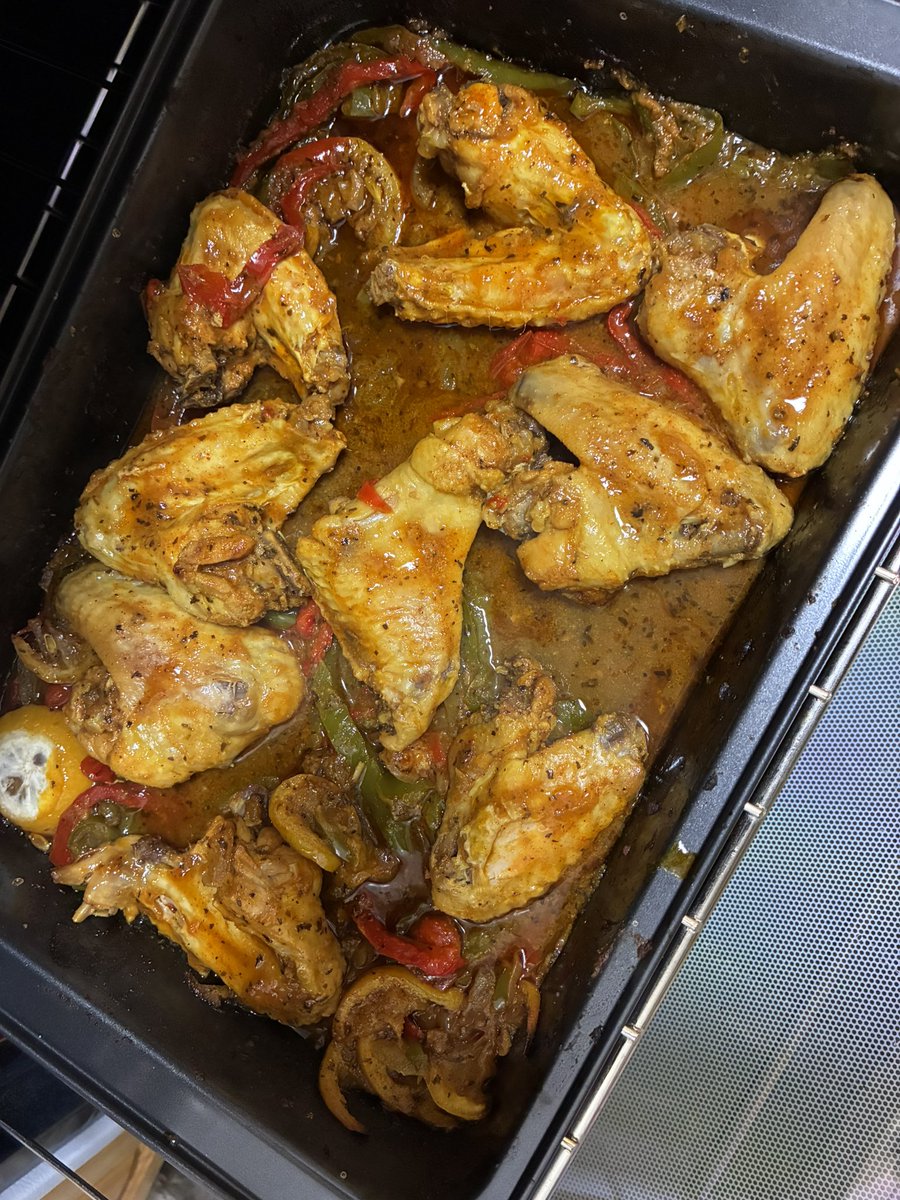 daniphantommm_'s tweet photo. bitches don’t know how to cook fr !😂 https://t.co/r16AtgJ7ls