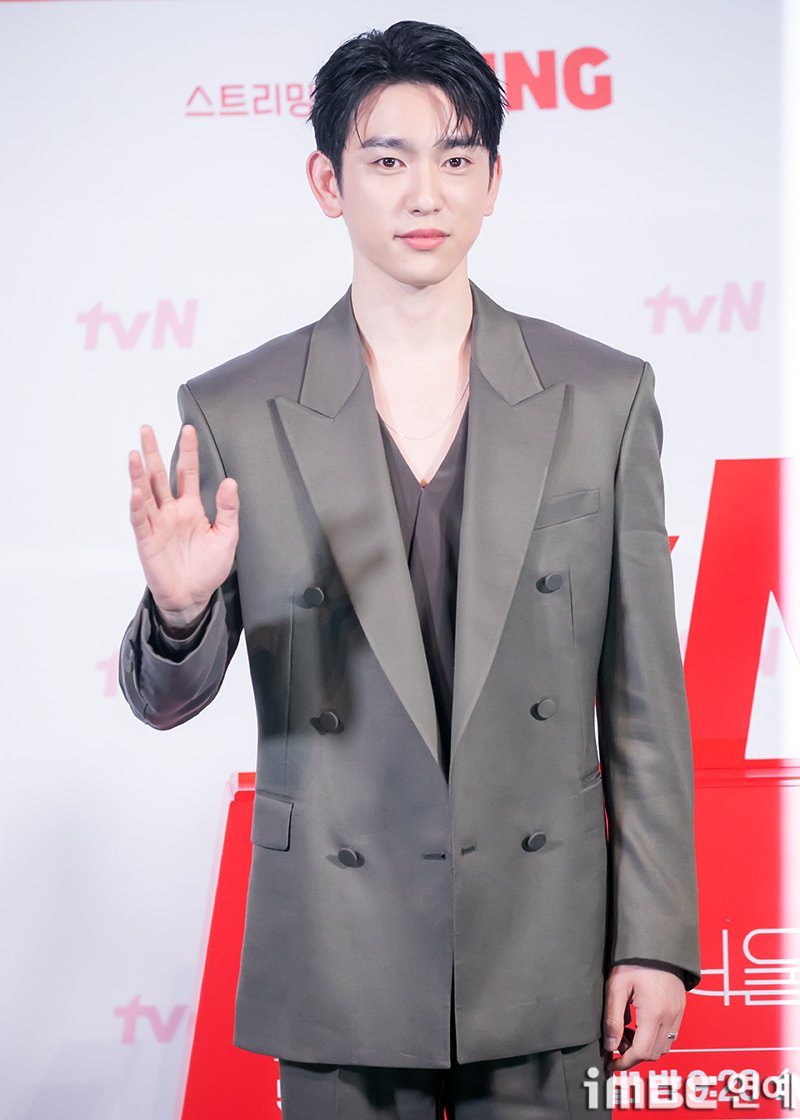 imbcenews's tweet photo. [TV톡] 박진영, '샤이닝' 첫방 앞두고 '남친 비주얼' 1위 겹경사
#샤이닝 #SHINING_WT #갓세븐 #GOT7 #진영 #PARKJINYOUNG 
#남친비주얼 #1위 #샤이닝 #첫방 #TV톡 #셀럽챔프 #벚꽃구경 #iMBC연예

박진영은 iMBC연예와 참여형 셀럽 팬덤 앱 '셀럽챔프(CELEB CHAMP)'가 함께 진행한 2월 정기 투표 '다가오는 봄! 함께 벚꽃구경 하고 싶은 스타'에서 당당히 1위를 차지했다.

박진영이 올해 예고한 활동에 대한 기대감이 이번 투표에 그대로 반영된 것으로 보인다. 지난해 드라마 '마녀'와 '미지의 서울', 영화 '하이파이브' 등 쉴틈없는 스케줄로 팬들과 만난 박진영은 올해 상반기엔 '샤이닝'으로, 

하반기엔 '100일의 거짓말'로 상반된 매력을 보여줄 예정. 상반기엔 안방극장에 아련한 설렘을, 하반기엔 미스터리하고 짜릿한 경험을 선사할 계획이다.

🔗https://t.co/vpg9TZmHK8